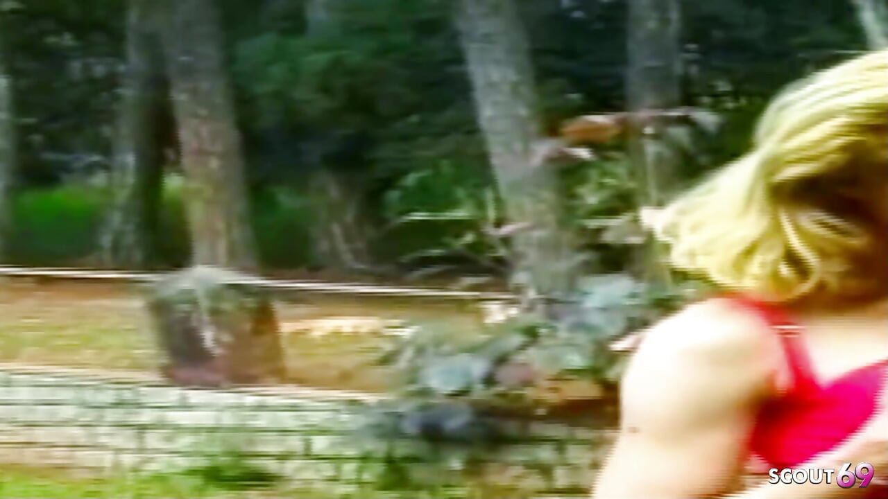 Блондинка транссексуална тайно я чукат в гората в стегнатия си задник