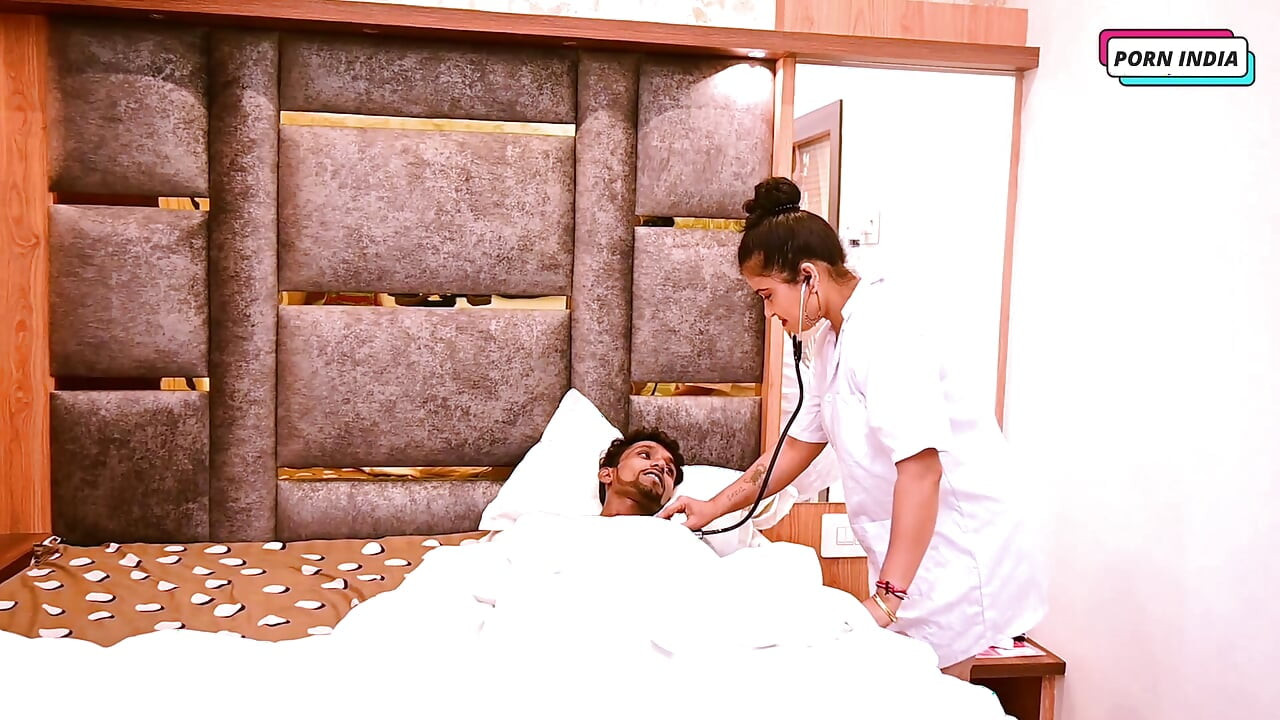 हॉट सुंदर डॉक्टर मरीज को चोदता है