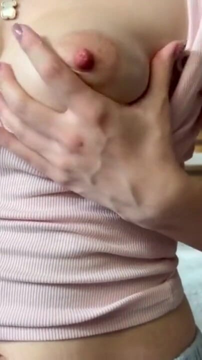 Chantilly no meu mamilo grande e duro - close-up natural dos peitos leitosos da mãe | Clipe 1
