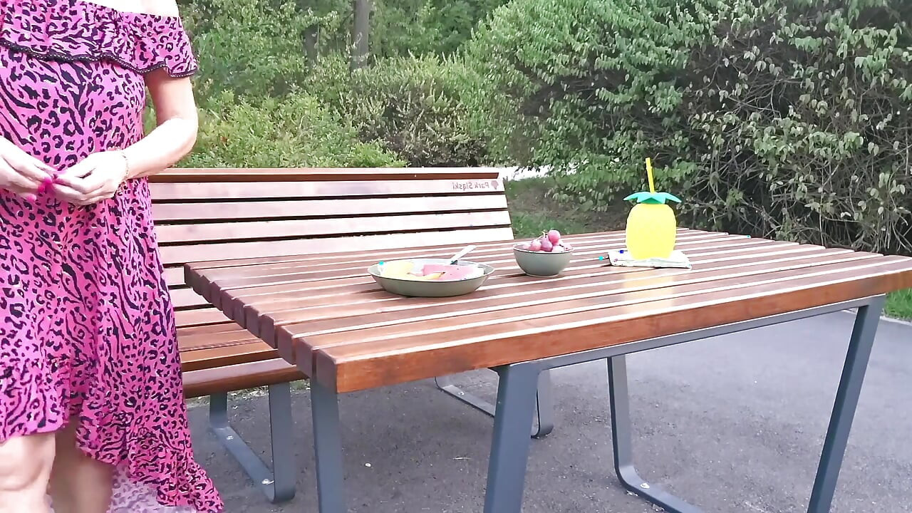 Naughty Picnic di Taman