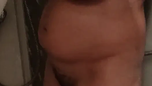 Stiefschwester liebt es, wenn ich sie in der dusche im dorf beobachte