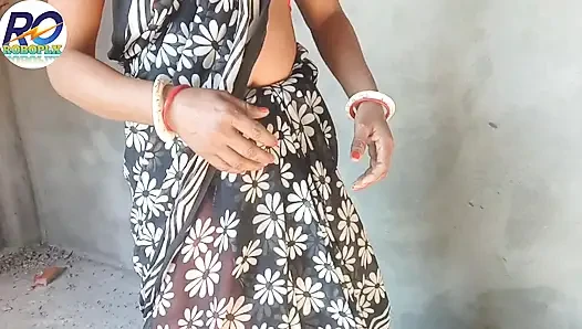 Nyonya desa desi disetubuhi dengan gaya anjing, jika ada kesempatan di sekolah, dia mengangkat saree-nya dan mengisap penis, hindi