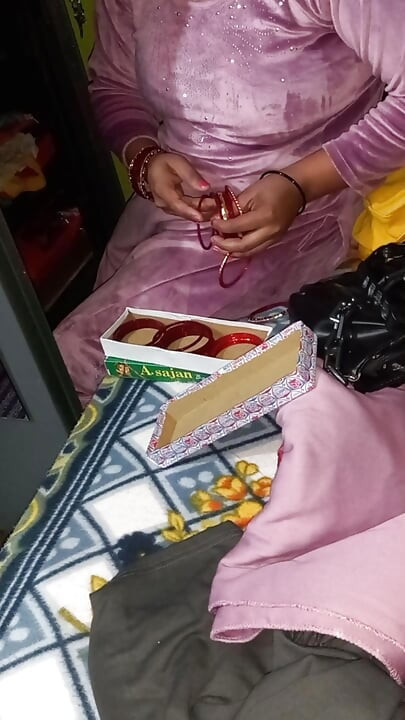 그녀의 드레스를 갈아입는 판자비 바비.