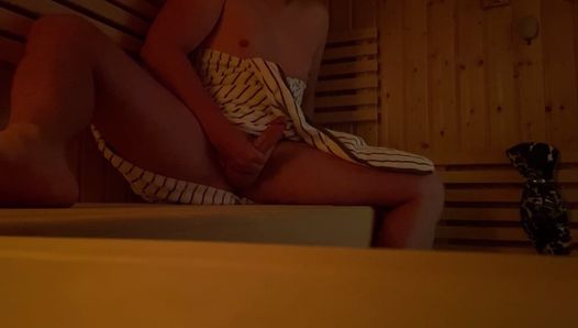 Pris en train de se branler dans un sauna public, éjaculation énorme