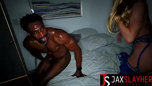 Очко блондинки Ana Lingus растягивается в межрасовом приключении