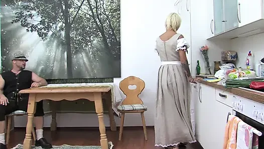 Blondine lutscht einen monsterschwanz, dann wird zum mund gefickt, abspritzen