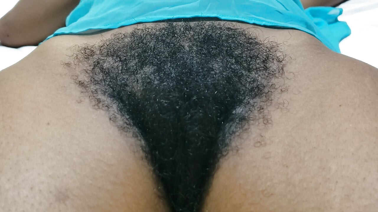 Si rambut coklat matang yang bengkung menunjukkan kecantikan pepek berbulu semula jadi dalam HD