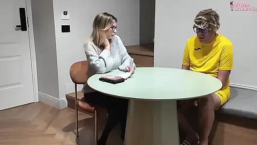 Мачеха, подставленная извращёнными требованиями пасынка, невольно помогает ему с анализом спермы