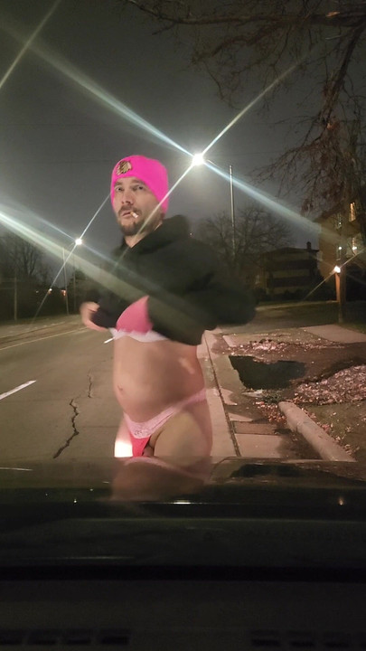 Efeminat public pederast la marginea drumului ASSisstance