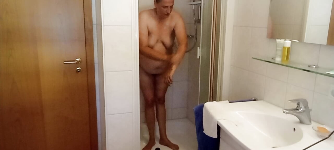 Deutsche BBW MILF 53 mit natürlichen Titten & weichem Bauch duscht sich