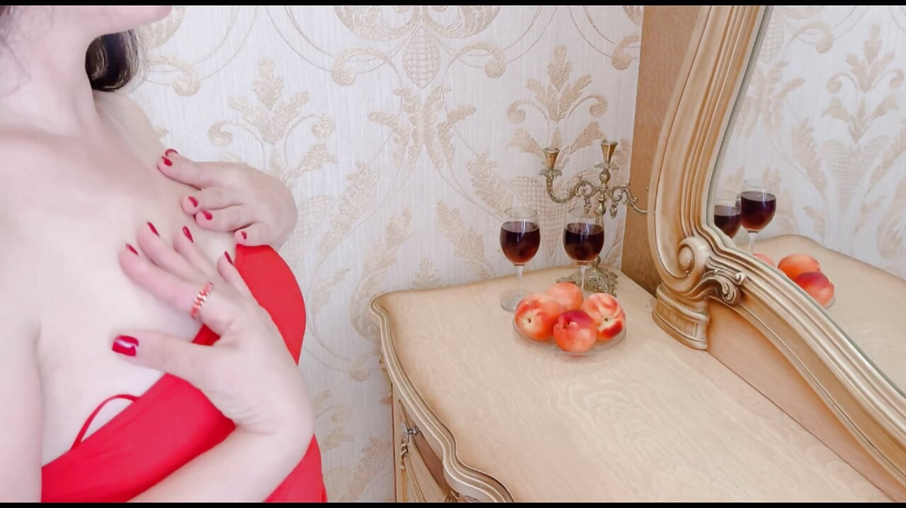 與慾火高漲的巨乳妻子在家裡的激情浪漫性愛