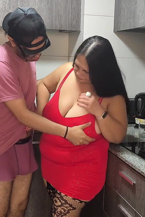 Milf gordita madrastra cogida en la cocina - video para fans