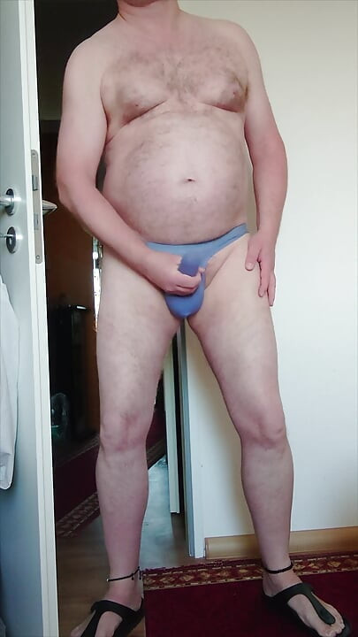 Tanga excitată și groasă în albastru