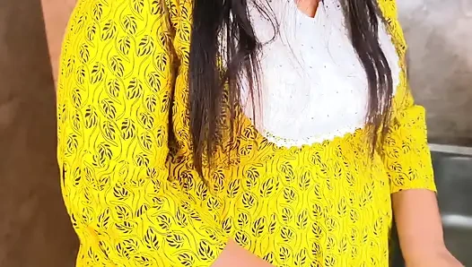 Внезапно я трахнул свою тещу, когда она режу карри на кухне - грубый секс дези