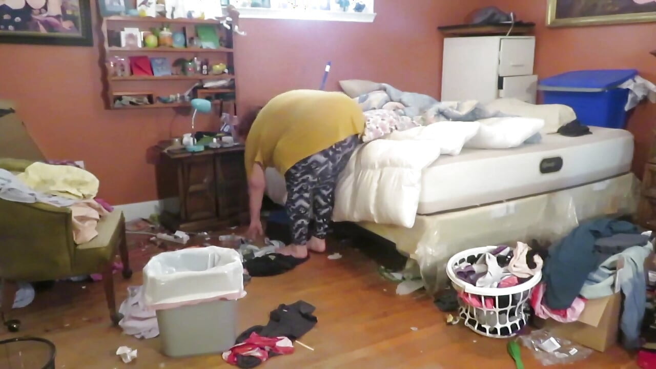 Limpia mi habitación vestida y luego en topless