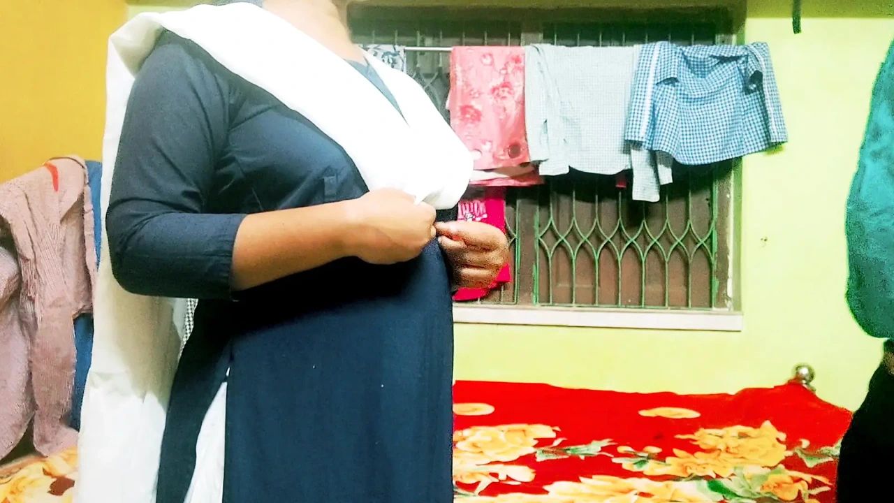 一个孟加拉男孩在他的阿姨家里操三个女人，孟加拉语音