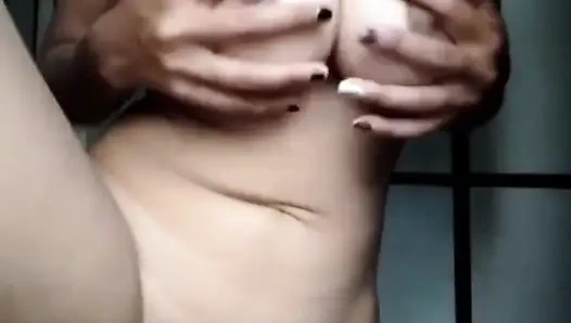 Hintli üvey kız üvey erkek kardeşinin önünde elbisesini değiştiriyor