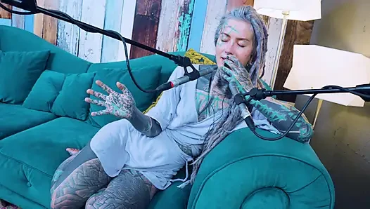 Z hakkında konuşuyorum - zeal - asmr podcast sfw konuşuyor gotik sıska kız dreadlocks dövmeli model dövmeli kız