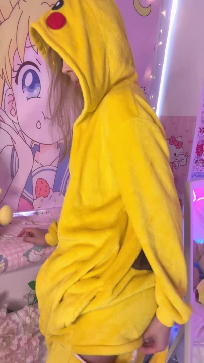 太饥渴了，脱掉这个服装，阴户滴水