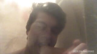 Puszczalska Twink Niko Springs brudzi się pod prysznicem swoim wielkim dildem