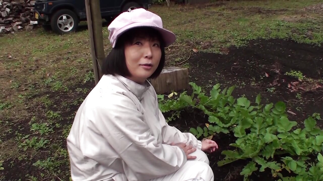 A177F08 Interviewing mature women working in rural farming, he picks up a mature woman in her forties working on the farm, invites her to an inn, and she falls into pleasure—intense sex!