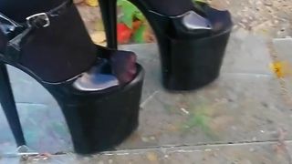 Lady l Walking Xtreme high heels glas road. (Krótka wersja wideo)