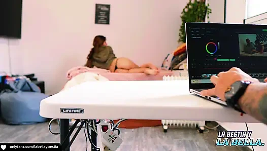 Erkek arkadaşımla iş yerinde masada sert seks yapıyor göt deliğimi parçalıyor ve üzerime boşalıyor