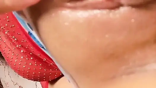 Morgens in einem Zelt mit einem 18-jährigen mädchen