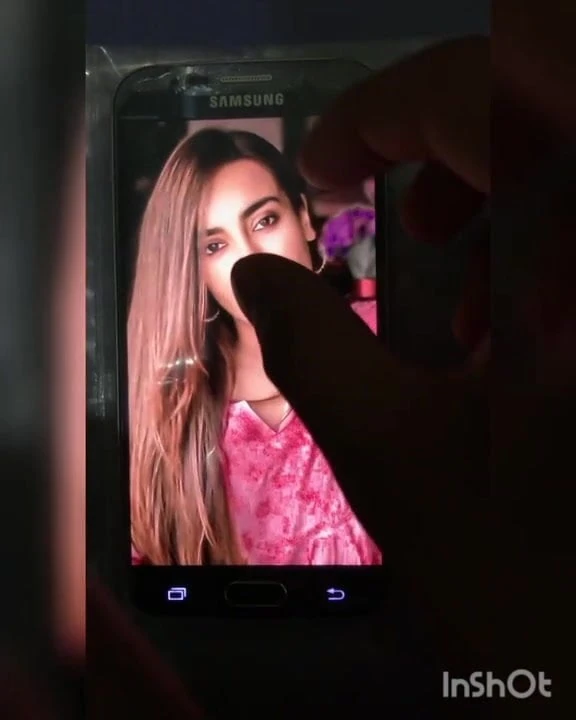 Surbhi jyoti 在她的生日那天射精