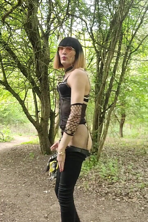 A Transvestite Whore in Jean's G-star Raw Shows off to the Watchers in the Forest of Brunoy at the Napoléon Vanessabitchx