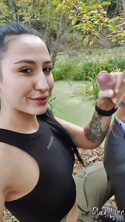 Yürüyüş vlogger emecek bir yarak buluyor - selfie sakso