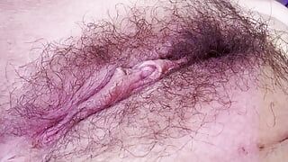 madre sexy se masturba hasta llegar al orgasmo con su gran coño peludo