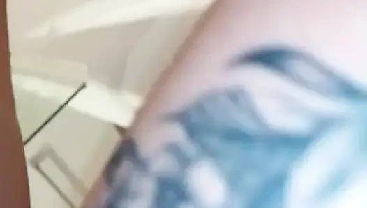 Emma mastürbasyon yaparken yakalandı, sonra harika sakso çekiyor ve amcık sikişi yakın çekim