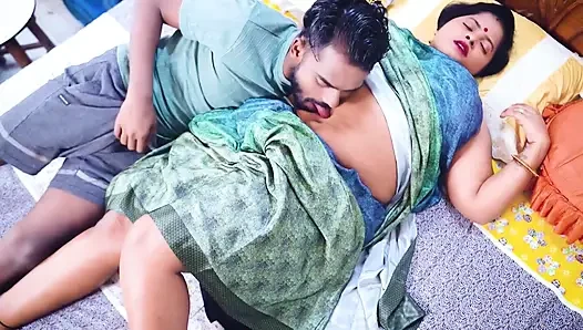 Sauteli maa ka pair dabate dabate chod diya