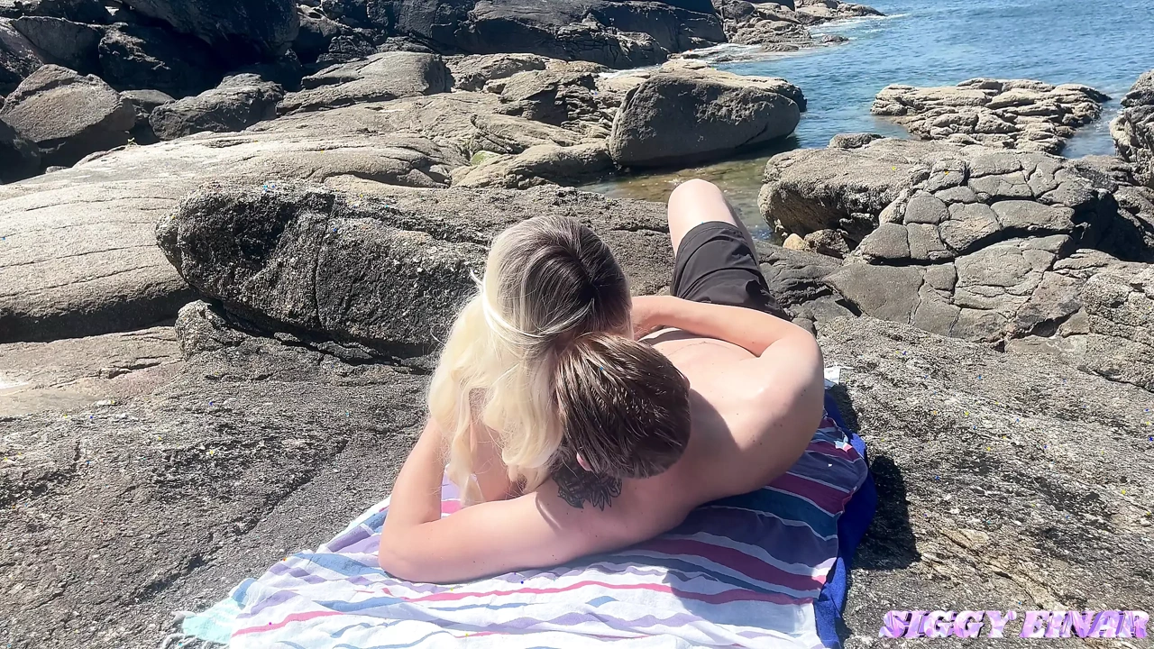 We Get Horny on the Beach and Fuck Very Well with Creampie