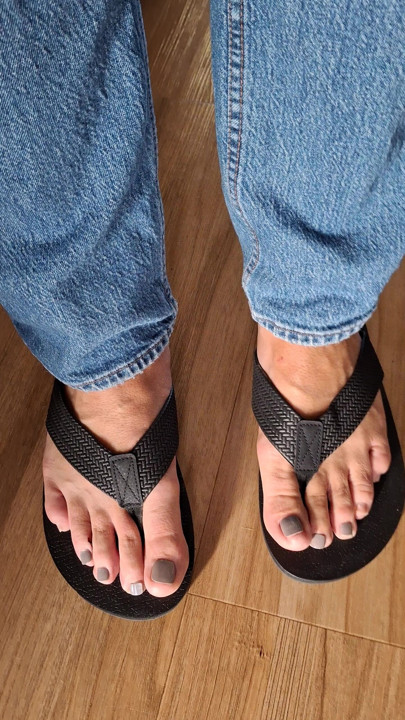 My pedicured toes in flip flops