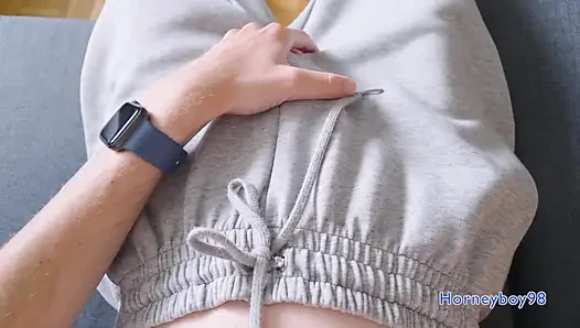 Twink çok azgın, pantolonunu çıkarıyor ve sert penisini büyülüyor