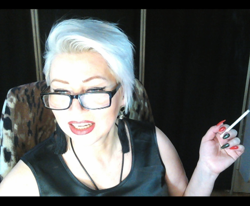 AimeeParadise: one day in the life of webcam model-2 ...))