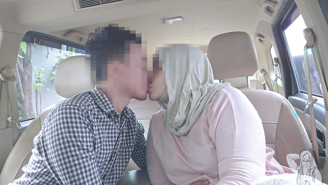 Hijab, menina trai com seu colega de carro e tem porra na boca - Minokiiko
