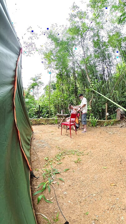 Străini făcând sex la un camping public.