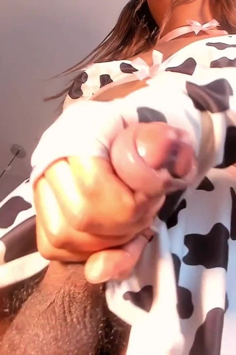 牛のコスプレをしたレディーボーイがチンポを引っ張る