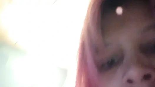 Она обожает тереть себя своим огромным мышлением о своем любимом