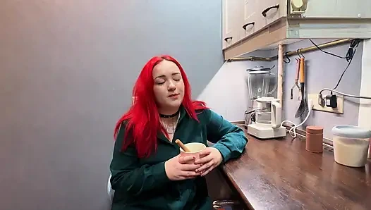 A nice tenant offered me sex, and my wife hasn't given me sex for a long time, so I'm still offering.