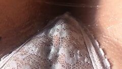 A buceta mais molhada da internet - kiki vee revela buceta molhada extra e clitóris carnudo em uma pequena tanga de renda branca