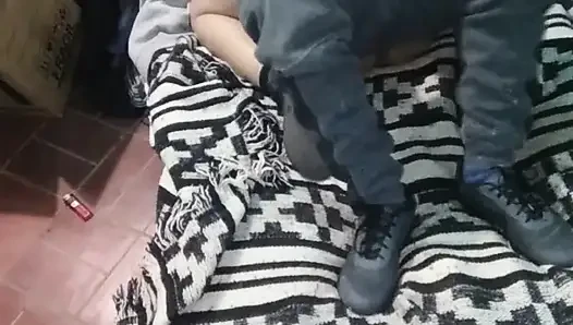 Mädchen mit Montano Kleid mit der Matratze auf dem Boden