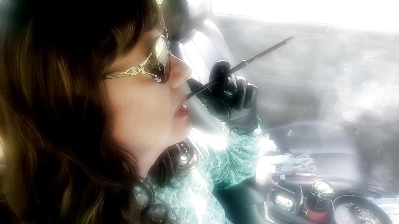 MATURE BRUNETTE MRS. ROMAN CAR SMOKING HER MORE 120 MENTHOLS IN HER BLACK CIGARETTE HOLDER