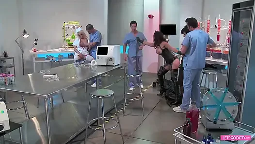 Горячие и возбужденные шлюшки принимают члены 2 доктора