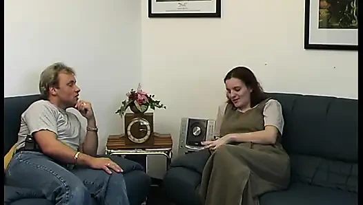 Cewek muda nyepong kontol ngaceng sampai dicrot di mulut di sofa