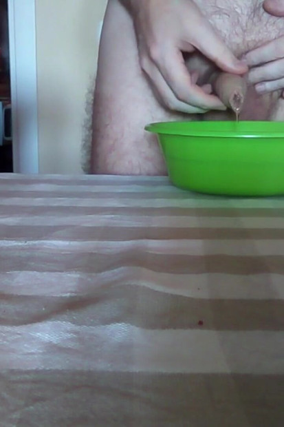 John在桌子上的绿色碗里撒尿