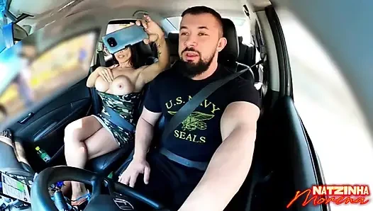 Blowjob im Verkehr: Brünette zeigt ihre Brüste und saugt alles im Auto